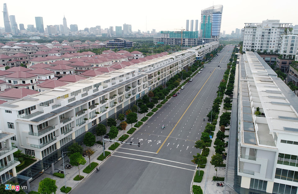 Khu đô thị xa hoa đối lập những ngôi nhà nát giữa lòng Thủ Thiêm